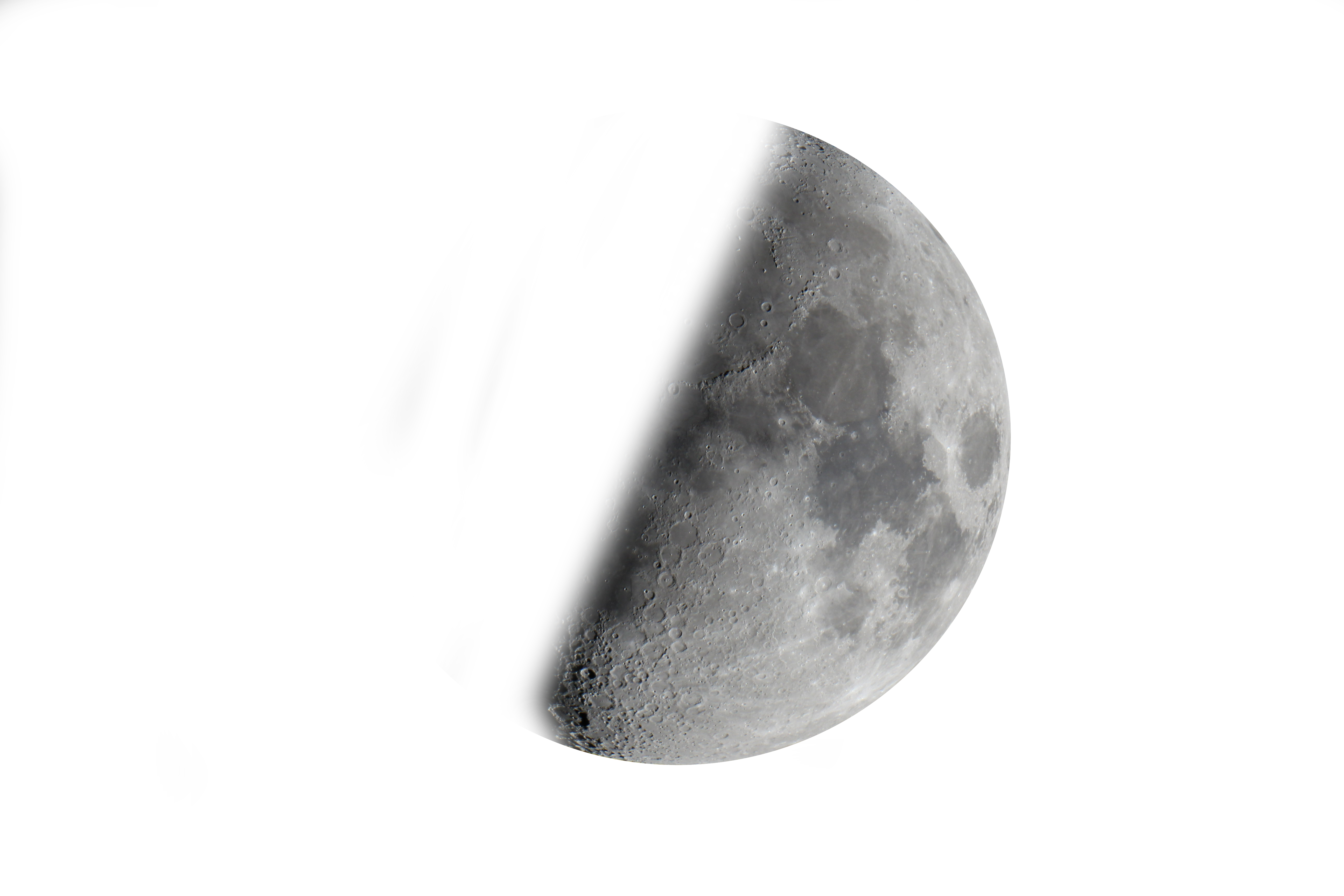 Mond vor dunklem Nachthimmel.